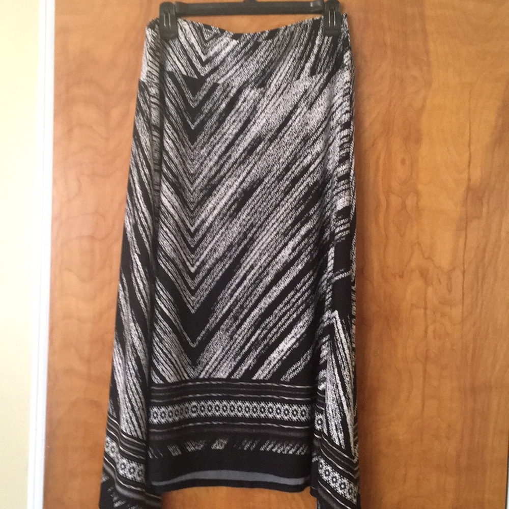 Skirt knew leng. Black and white size med